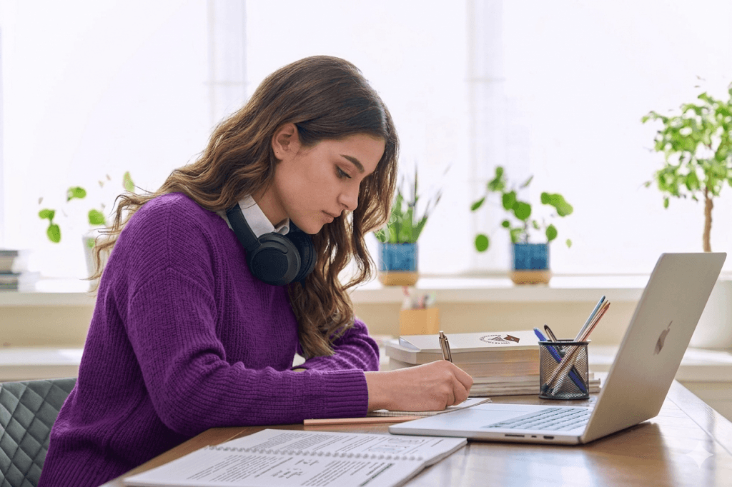 Student preparing for exam on 2baconcours platform
